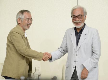 <p>　スタジオジブリの鈴木敏夫プロデューサー（左）と宮崎駿監督＝２０１３年９月、東京都内</p>