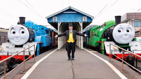 <p>　大井川鉄道新金谷駅でお披露目されたトーマス号（左）とパーシー号。中央は鳥塚亮社長＝２７日午前、静岡県島田市</p>