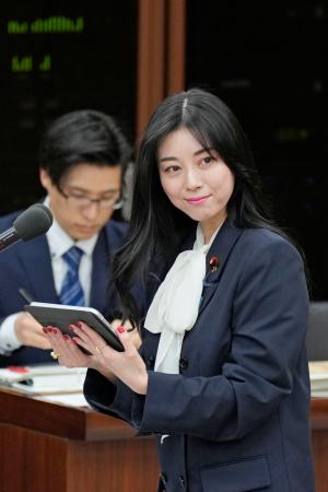 <p>　衆院厚労委で、タブレット端末の音声読み上げソフトを使った一般質疑に臨む自民党の斉藤里恵氏＝２７日午前</p>