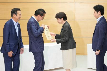 <p>　自民党の治安・テロ・サイバー犯罪対策調査会による提言申し入れを葉梨康弘会長（中央左）から受ける高市首相（同右）＝２７日午後、首相官邸</p>