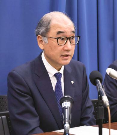 <p>　記者会見する埼玉県立小児医療センターの岡明病院長＝２７日午後、埼玉県庁</p>