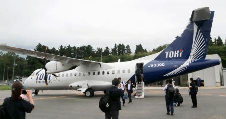 <p>　新潟県の佐渡空港に着陸したトキエアの神戸発のチャーター機＝２８日午前</p>