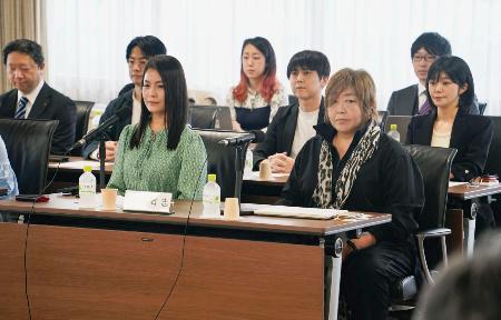 <p>　法務省の有識者検討会の会合に出席した声優の緒方恵美さん（前列右）ら＝２８日午後、法務省</p>