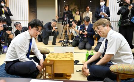 <p>　将棋の第６７期王位戦挑戦者決定戦で羽生善治九段（右）に勝利し、対局を振り返る伊藤匠二冠＝２８日夜、東京都渋谷区の将棋会館</p>