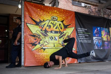 <p>　米ニューヨーク市ブロンクス区で、ブレイクダンスを披露する人＝２０２３年（ゲッティ＝共同）</p>