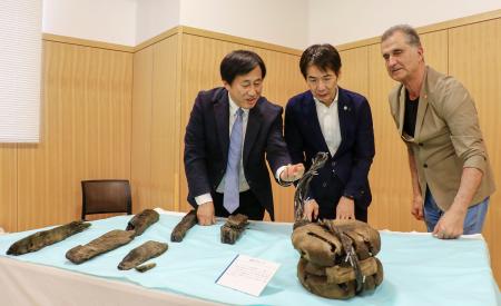 <p>　「エルトゥールル号」の遺物を見る（左から）奈良大の今津節生学長、和歌山県串本町の田嶋勝正町長、トルコの水中考古学者トゥファン・トゥランルさん＝２９日午後、串本町役場</p>