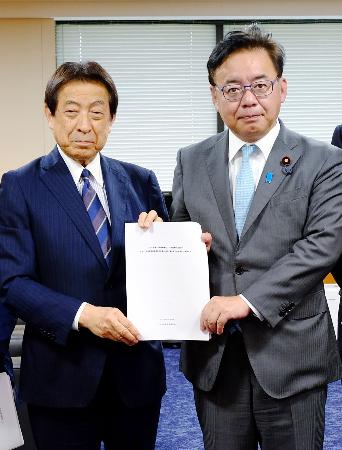 <p>　ゲノム医療に関する提言を上野厚労相（右）に手渡す塩崎元厚労相＝２９日午後、東京都千代田区</p>