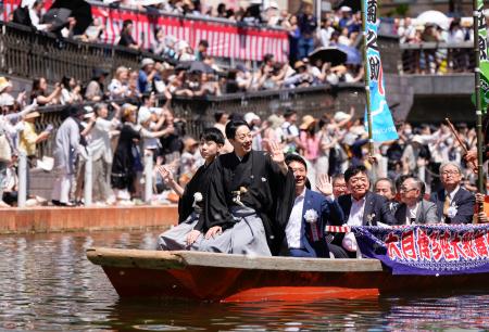 <p>　博多座の歌舞伎公演を前に行われた「船乗り込み」で手を振る（先頭右から）尾上菊五郎さんと尾上菊之助さん＝３０日午後、福岡市</p>