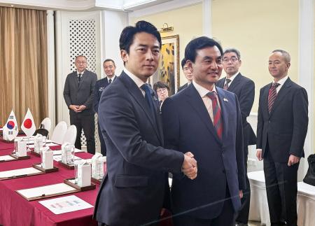 <p>　会談に臨む小泉防衛相（左）と韓国の安圭伯国防相＝３０日、シンガポール（共同）</p>