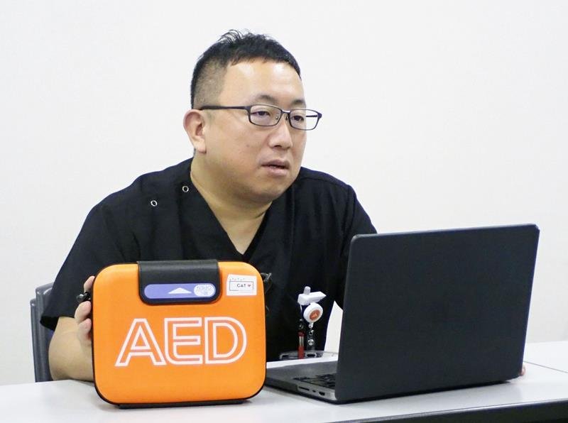 AEDを使うための準備の大切さを訴える本間洋輔・千葉市立海浜病院統括部長=千葉市(共同)