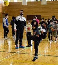 地元で一流の技披露　ハンドボール東京五輪代表　土井選手、小中学生を指導　多古町初の観光大使任命