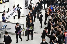 【速報】サムライブルー誇らしく帰国　成田空港、サポーター歓喜の出迎え　Ｗ杯サッカー日本代表