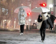 千葉県内大雪　転倒の５人重傷、スリップ事故も　鉄道に遅れや運休、最大３８２０軒が停電