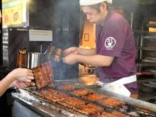 成田山参道、ウナギ求めにぎわい　土用の丑の日　猛暑の中、注文ひっきりなし