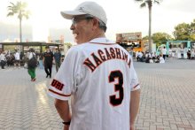 ＺＯＺＯマリン球場前でも長嶋さん追悼　巨人対千葉ロッテ戦　背番号「３」姿のファンも　「天国からプロ野球見守って」