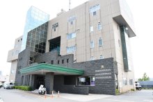 小学生がトラックにはねられ重傷　柏の交差点　運転の５１歳逮捕「脇見してしまった」