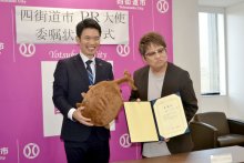 【動画あり】ものまね交え四街道ＰＲ　花香よしあきさん大使に