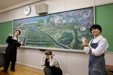 卒業祝い、サプライズ黒板アート　「え、何これ」「すごい」生徒歓声　山武・松尾高校
