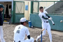 復調へバット振り込む　「次戦のキーマン」石崎　【専大松戸　甲子園だより】