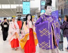 “ご一行”優雅に練り歩き　訪日外国人らと交流　成田空港