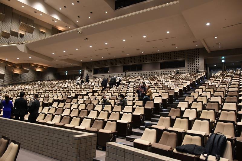 従来より座面が広げられたアースカラーの客席が設置された大ホール＝２日、市川市文化会館
