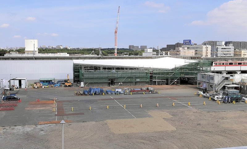 工事が進む幕張豊砂駅の外観＝１４日、千葉市美浜区