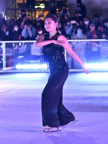 開会式で軽やかなスケーティングを披露する安藤美姫さん＝２６日、千葉市中央区の中央公園