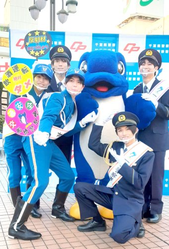 一日警察署長を務め「私たち若い世代の絆で、おじいちゃん、おばあちゃんたちの安全も守ろう」と呼びかけたアイドルグループ「ザ・スーパーフルーツ」のメンバー。前列２人は千葉県出身＝８日、船橋市