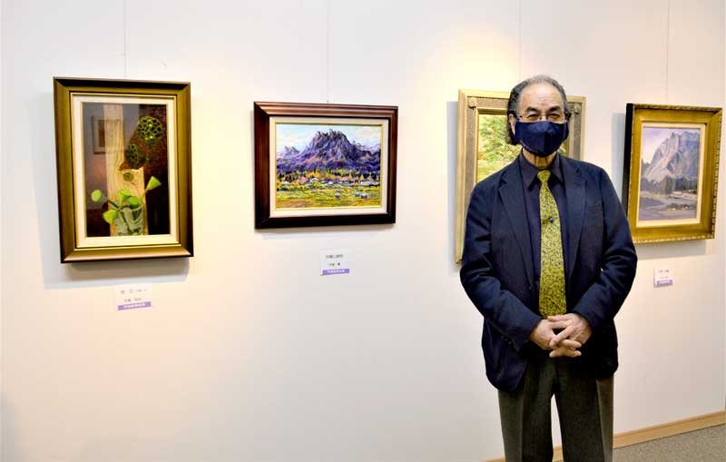 自身の作品「妙義山錦秋」の前で解説する前嶋会長＝１２日、千葉市中央区