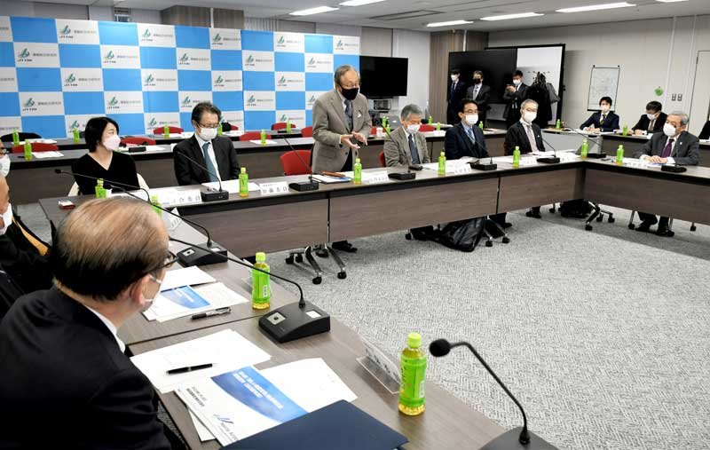 成田空港のアクセス向上をテーマに議論した検討会＝１８日、東京都港区