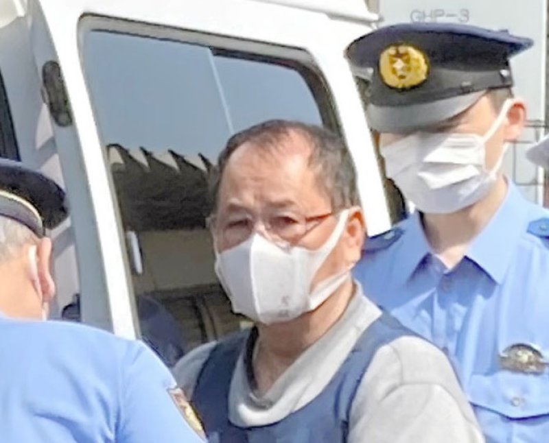 送検のため警察車両に乗り込む東間容疑者＝１７日午前８時５０分ごろ、茂原署
