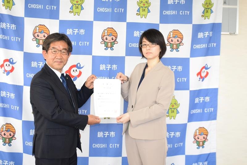 越川市長（左）から委嘱状を受け取る荒川さん＝銚子市役所