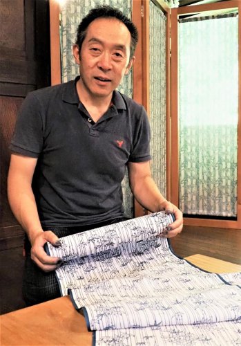 人間国宝に選ばれた「長板中形」の松原伸生さん＝君津市
