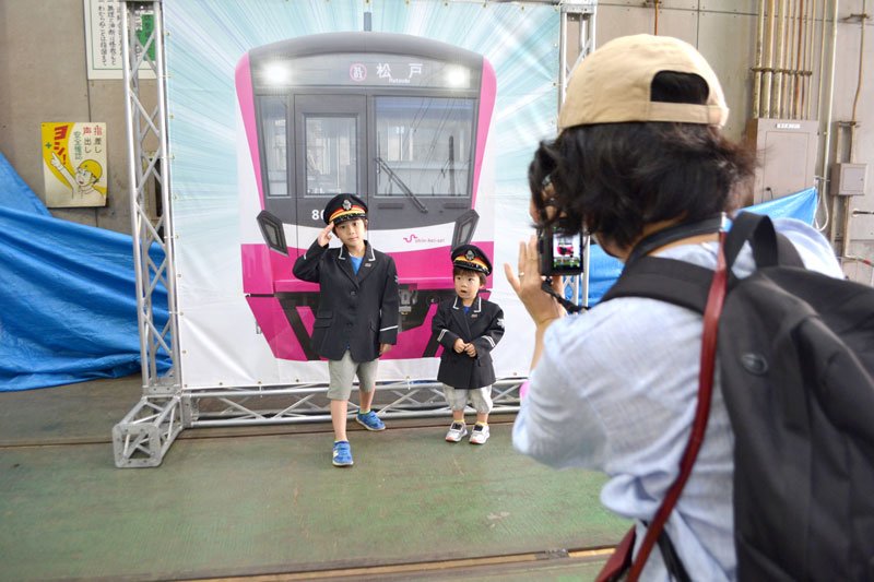 車両基地公開に熱視線　新京成電鉄　ファンら、運転士体験も