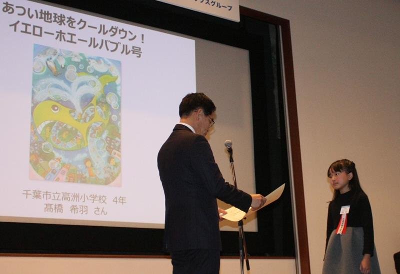 表彰状が贈られた高橋さん（右）と県知事賞の作品＝２日、千葉市中央区

