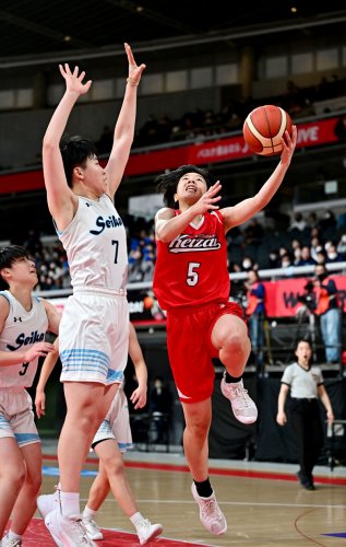精華女－千葉経大付　第２クオーター、シュートを放つ千葉経大付の坂口（５）＝東京体育館