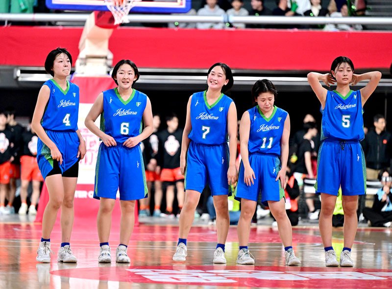 明豊―市船橋　敗戦し肩を落とす市船橋の選手＝東京体育館
