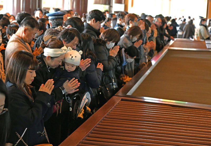 成田山新勝寺、初詣客にぎわう　参道にまで長蛇の列　１年の平穏願い手を合わせ