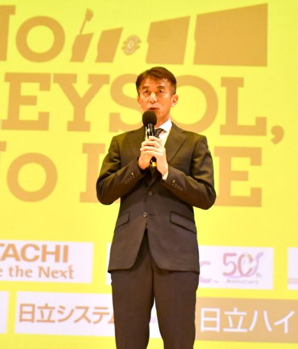 サポーターにあいさつする柏の井原監督