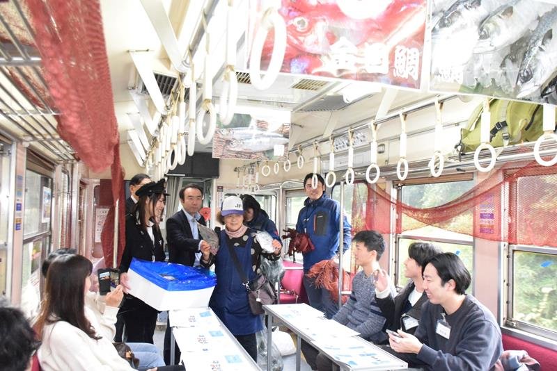 漁網を車両の網棚に飾り、捕れる魚も紹介した「漁網電車」＝銚子市