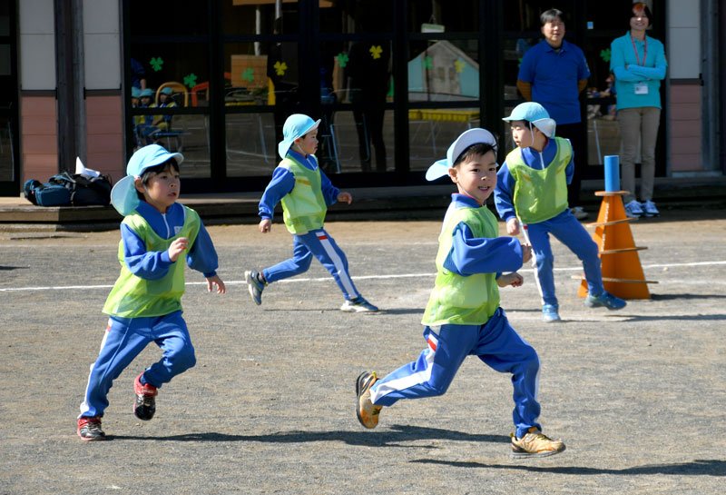 スポーツ鬼ごっこで相手陣地の「宝」を奪取しようと駆け出す富里市立向台こども園の園児