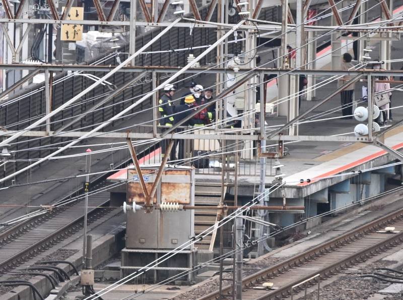 事故のあった稲毛駅のホームを調べるＪＲ関係者ら＝２４日午後０時４０分ごろ