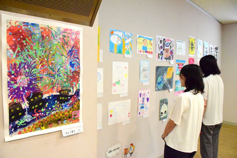 独創的な作品が並ぶ「もばら子どもギャラリー」＝茂原市立美術館・郷土資料館