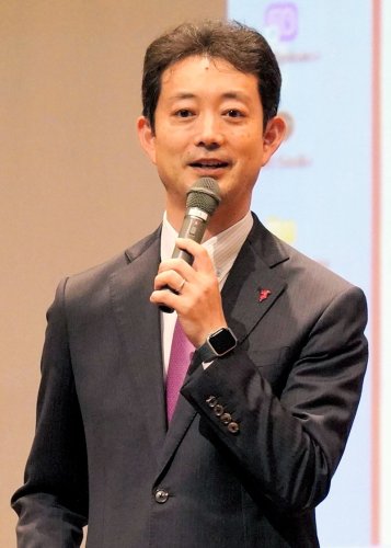 立民前職候補の個人演説会でマイクを握る熊谷知事＝２４日、匝瑳市