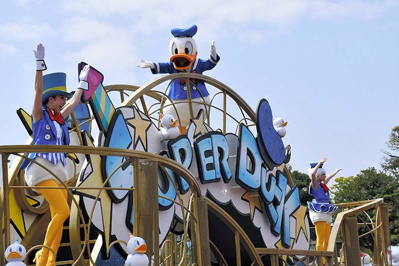 フロートの上でノリノリの姿を見せるドナルド＝７日、浦安市の東京ディズニーランド