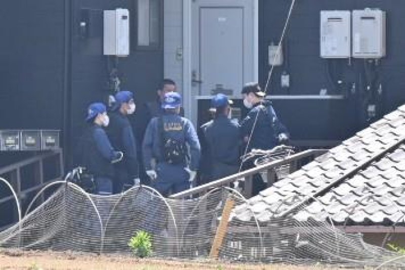 警察官らが対応に当たっている＝２０日午前１０時１５分ごろ、船橋市