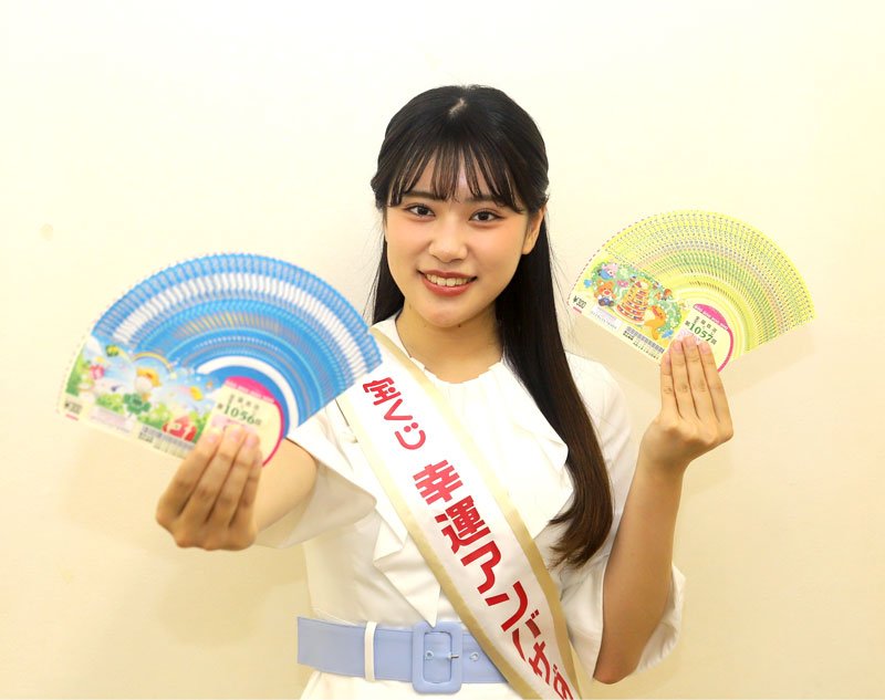 二つの「ドリームジャンボ」をＰＲする小野田さん＝２１日、千葉市中央区の千葉日報社