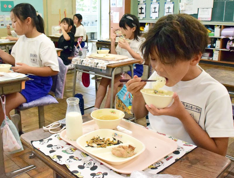 もちもち新米　児童にっこり　白子小中で新米給食