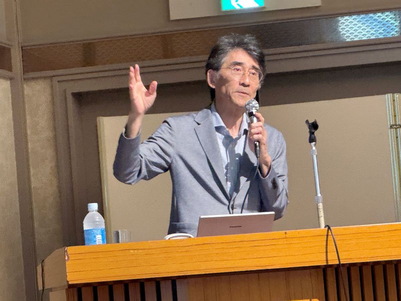 千葉政経懇話会９月例会で講演する藤波氏＝１８日、千葉市中央区のホテル
