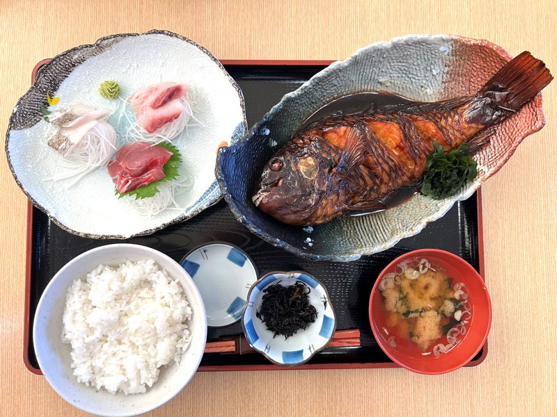 ブダイ煮つけの定食（県提供）